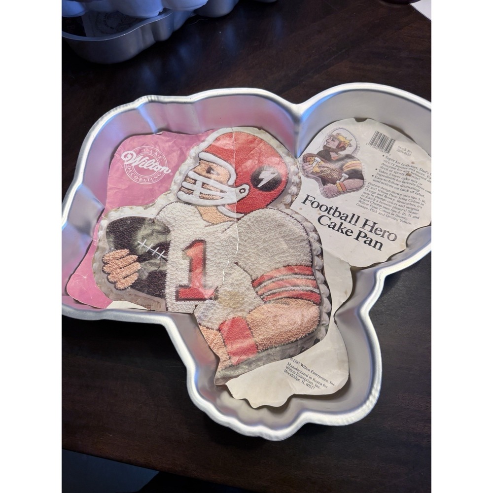 Vintage Wilton Football Hero Cake Pan player 2105-4610